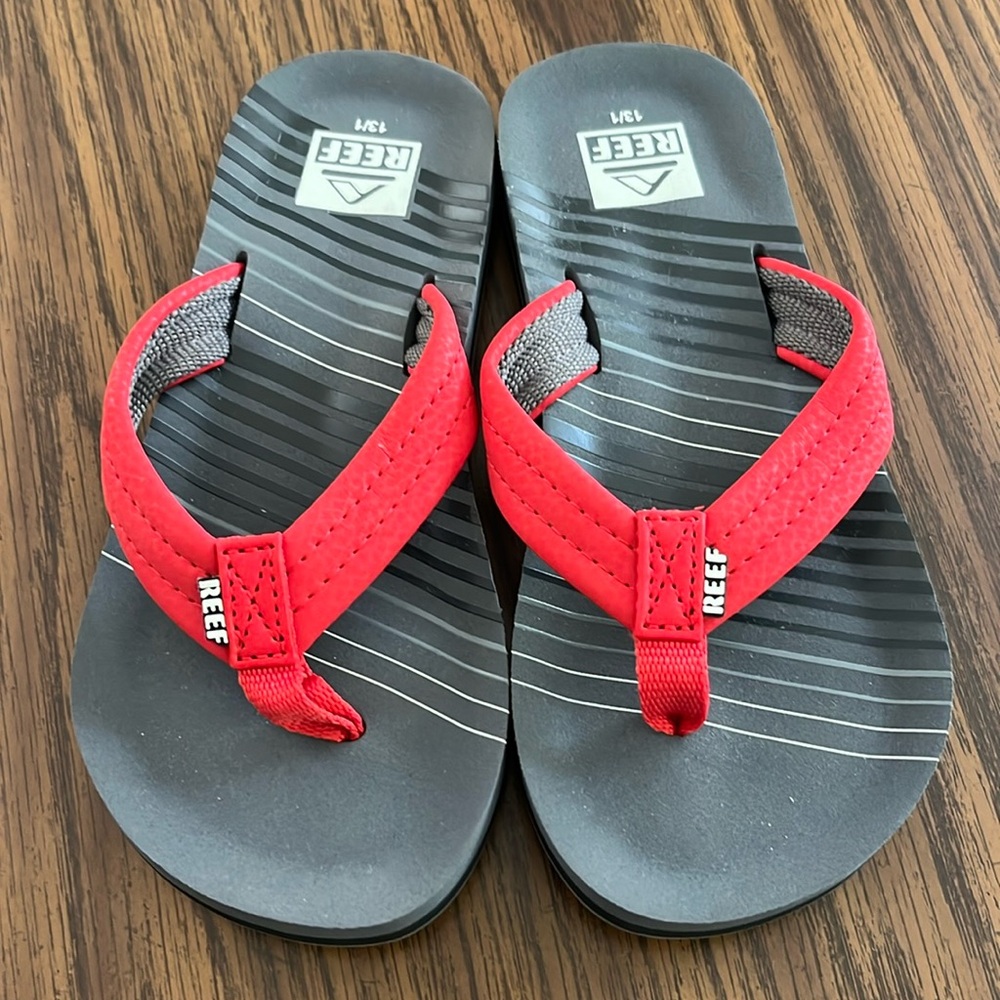 NWOT Kids REEF flip flops with red straps. Size 13/1